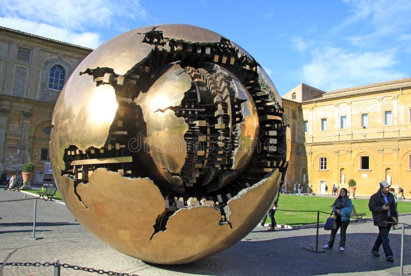 Сфера внутри скульптура сферы в дворе Pinecone на музеях Ватикана Италия rome vatican стоковая фотография Сфера внутри скульптура сферы в дворе Pinecone на музеях Ватикана Италия rome vatican стоковая фотография