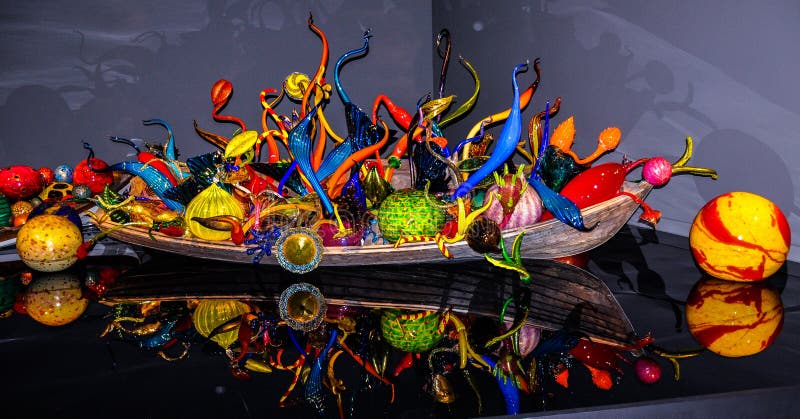 Сферы выдувного стекла в шлюпке, саде Chihuly и стеклянном музее стоковая фотография rf Сферы выдувного стекла в шлюпке, саде Chihuly и стеклянном музее стоковая фотография rf