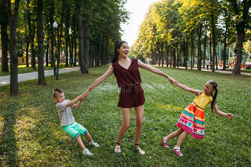 Схватка ` s детей для родительской влюбленности на природе стоковые фото Схватка ` s детей для родительской влюбленности на природе стоковые фото