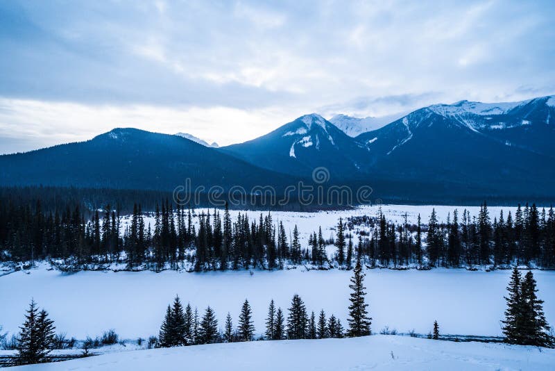 Сцена горы зимы на Vermillion озерах в канадских скалистых горах, вне Banff Альберты стоковое изображение Сцена горы зимы на Vermillion озерах в канадских скалистых горах, вне Banff Альберты стоковое изображение