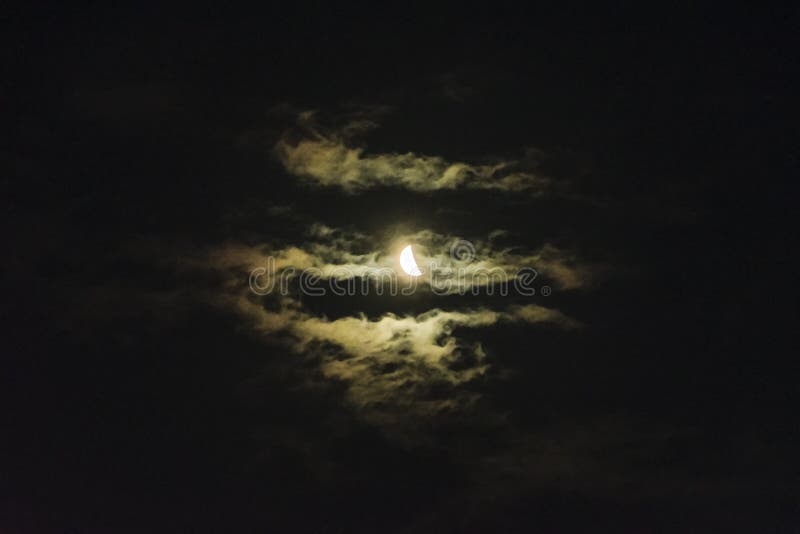 Сцена ночи moonscape сигнала. Фотографии фона сцены ночь полнолуния