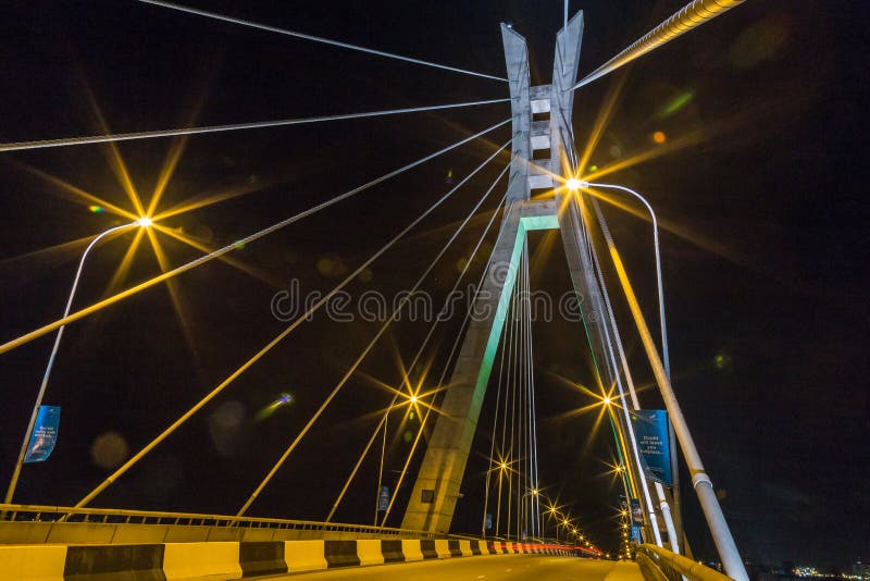 Сцена ночи Лагоса Нигерии моста Ikoyi с взглядом крупного плана башни и кабелей подвеса стоковое фото rf Сцена ночи Лагоса Нигерии моста Ikoyi с взглядом крупного плана башни и кабелей подвеса стоковое фото rf