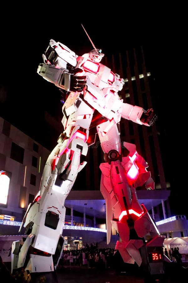 Сцена ночи сказание Gundam реальная модель размера робота Gundam в Odaiba, токио стоковое изображение rf Сцена ночи сказание Gundam реальная модель размера робота Gundam в Odaiba, токио стоковое изображение rf