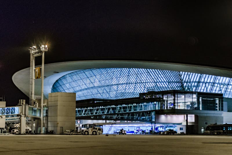Сцена ночи фасада авиапорта Монтевидео стоковые изображения Сцена ночи фасада авиапорта Монтевидео стоковые изображения