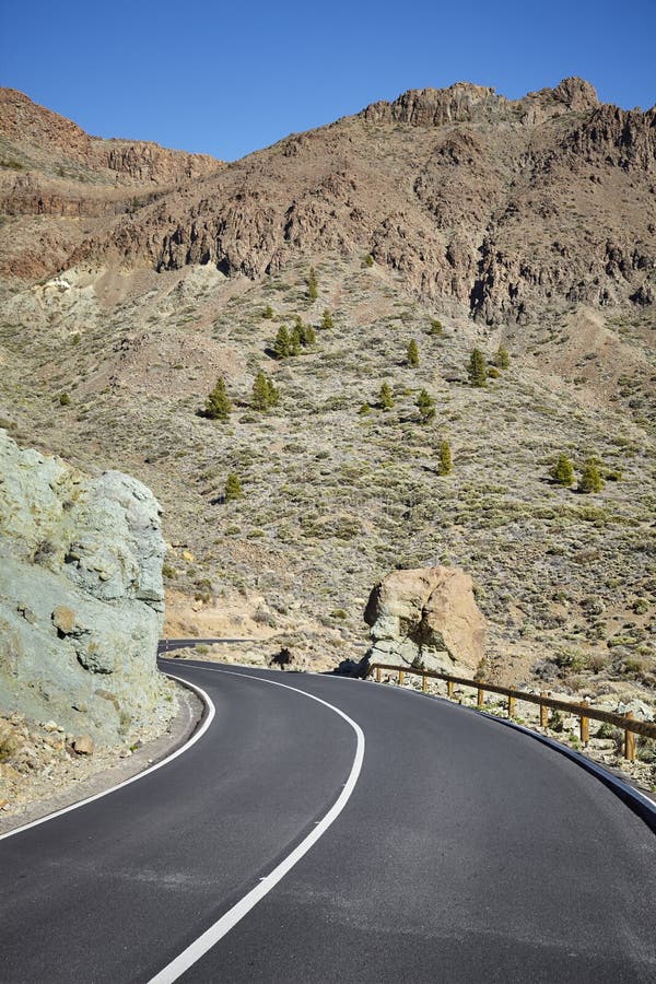 Сценарная дорога горы в национальном парке Teide, Тенерифе, Испании стоковое изображение Сценарная дорога горы в национальном парке Teide, Тенерифе, Испании стоковое изображение