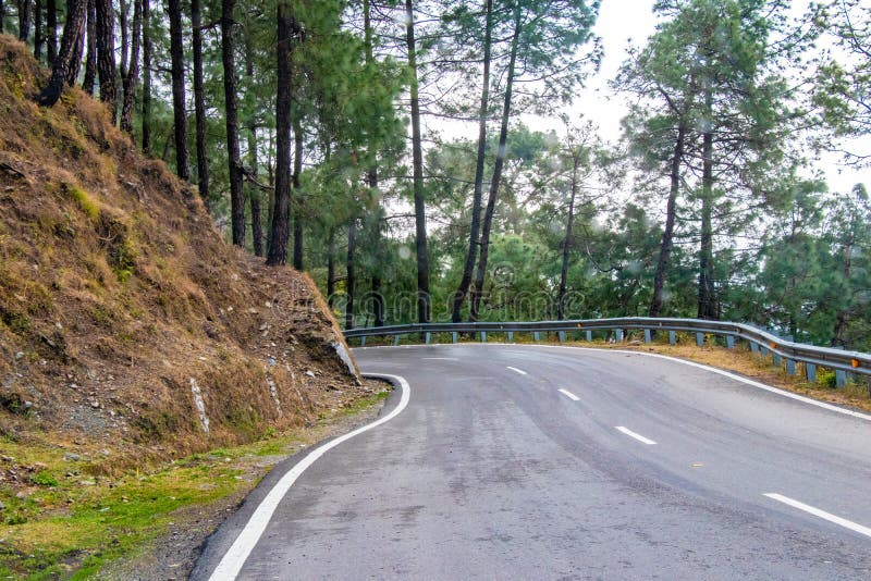 Сценарная дорога через долину dalhousie Himachal Pradesh banikhet покрыла с горой и деревьями Управлять гористой сценарной дорого стоковая фотография rf Сценарная дорога через долину dalhousie Himachal Pradesh banikhet покрыла с горой и деревьями Управлять гористой сценарной дорого стоковая фотография rf