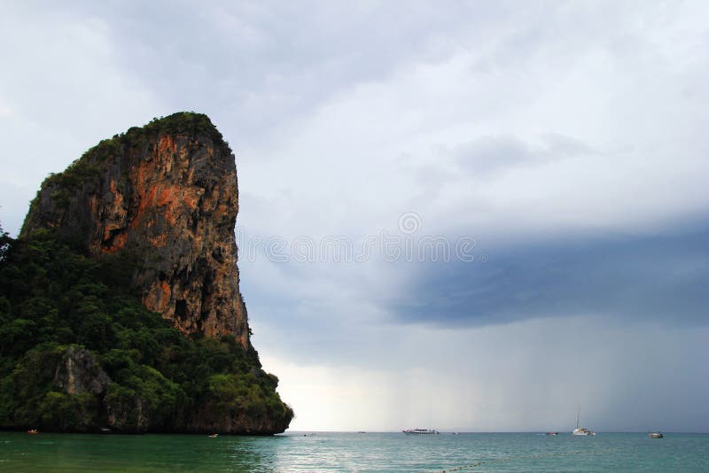 Сценарный взгляд на море с кораблями и скалы от Railay приставают к берегу стоковое изображение Сценарный взгляд на море с кораблями и скалы от Railay приставают к берегу стоковое изображение