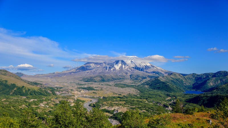Сценарный взгляд на Mt St Helens от точки зрения озера замк стоковая фотография rf Сценарный взгляд на Mt St Helens от точки зрения озера замк стоковая фотография rf