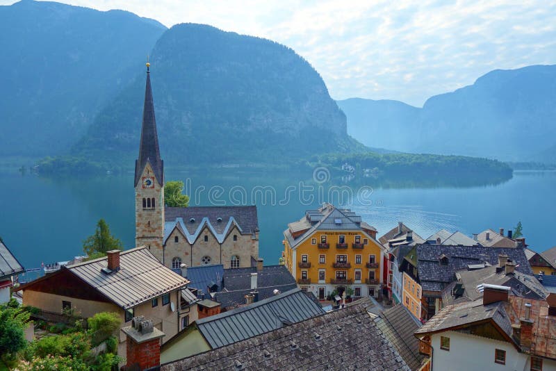 Сценарный взгляд художественной открытки известного горного села Hallstatt в австрийских Альпах на красивом свете в лете, Salzkam стоковые фото Сценарный взгляд художественной открытки известного горного села Hallstatt в австрийских Альпах на красивом свете в лете, Salzkam стоковые фото