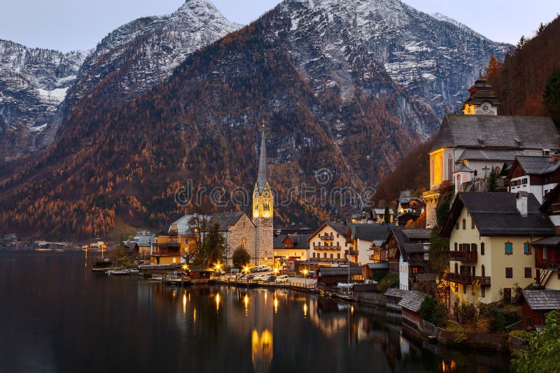 Сценарный взгляд художественной открытки известного исторического mounta Hallstatt стоковые изображения rf Сценарный взгляд художественной открытки известного исторического mounta Hallstatt стоковые изображения rf