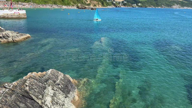 сцены с воздуха на пляже на востоке, море и скалы на острове лоу ук акции видеоматериалы