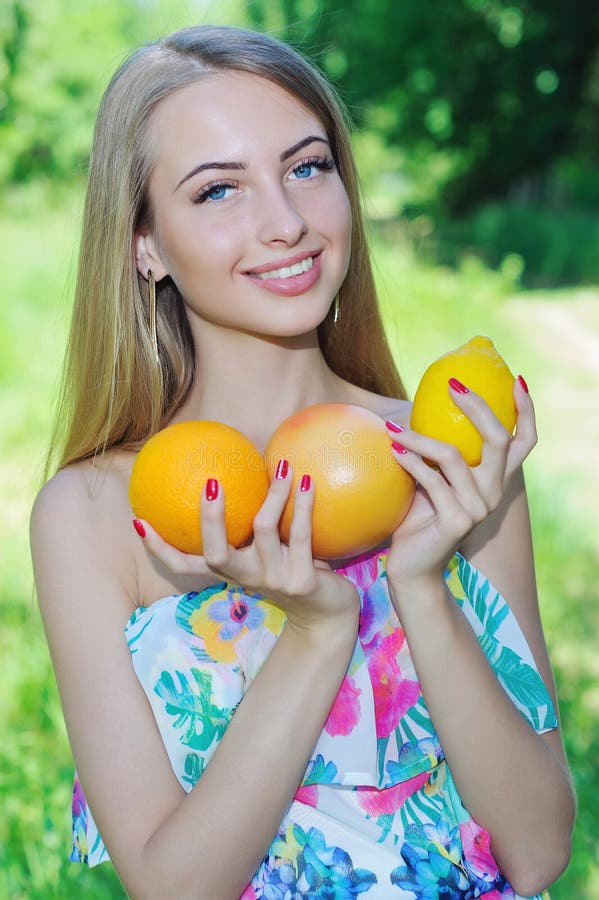 Счастливая девушка и здоровая вегетарианская еда, плодоовощ стоковая фотография Счастливая девушка и здоровая вегетарианская еда, плодоовощ стоковая фотография