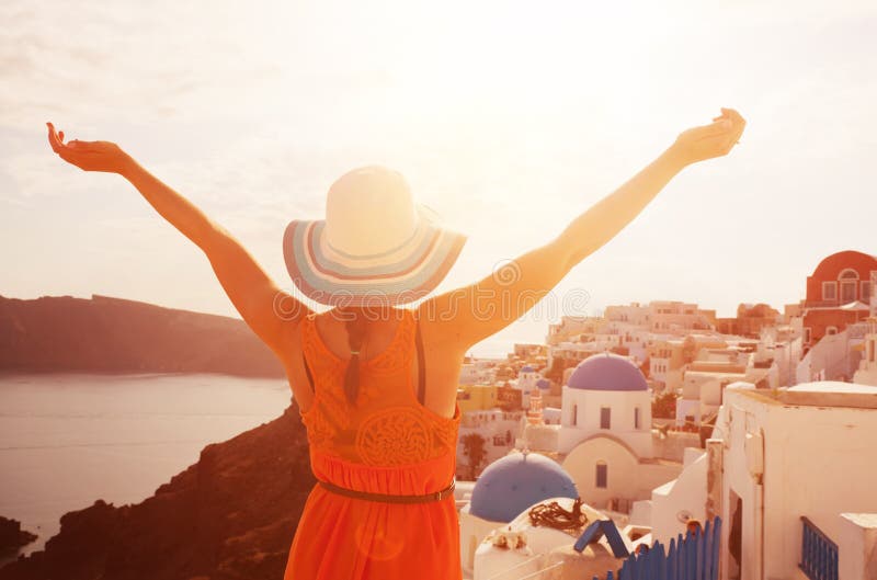 Счастливая женщина наслаждаясь ее праздниками на Santorini, Греции стоковые фото Счастливая женщина наслаждаясь ее праздниками на Santorini, Греции стоковые фото
