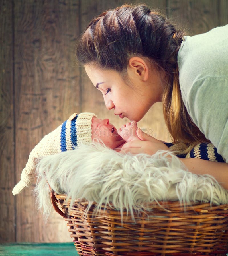 Счастливая мать и ее newborn младенец стоковое фото rf Счастливая мать и ее newborn младенец стоковое фото rf