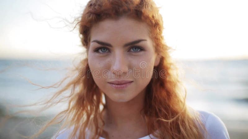 Счастливая молодая сторона женщины redhead на пляже сток-видео
