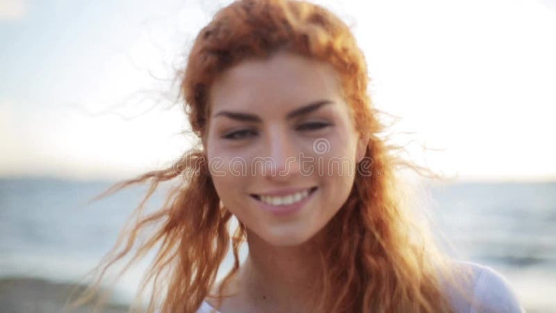 Счастливая молодая сторона женщины redhead на пляже видеоматериал