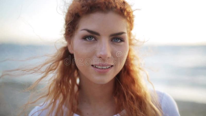Счастливая молодая сторона женщины redhead на пляже сток-видео
