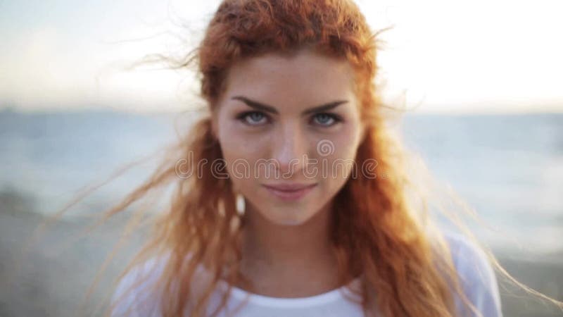 Счастливая молодая сторона женщины redhead на пляже акции видеоматериалы