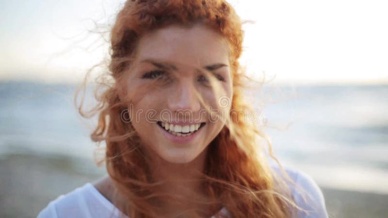 Счастливая молодая сторона женщины redhead на пляже акции видеоматериалы