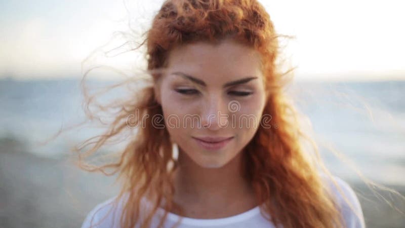 Счастливая молодая сторона женщины redhead на пляже акции видеоматериалы