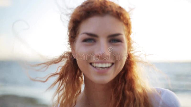 Счастливая молодая сторона женщины redhead на пляже сток-видео