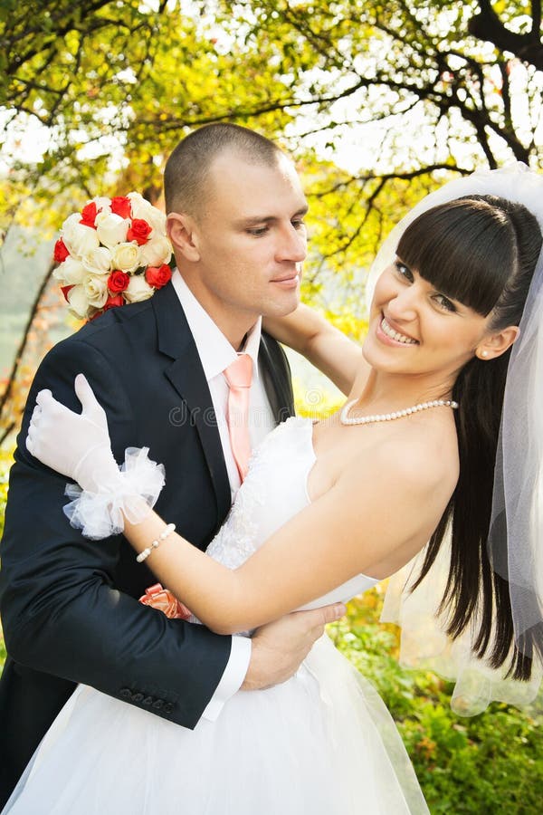 Счастливая невеста с groom стоковое изображение rf