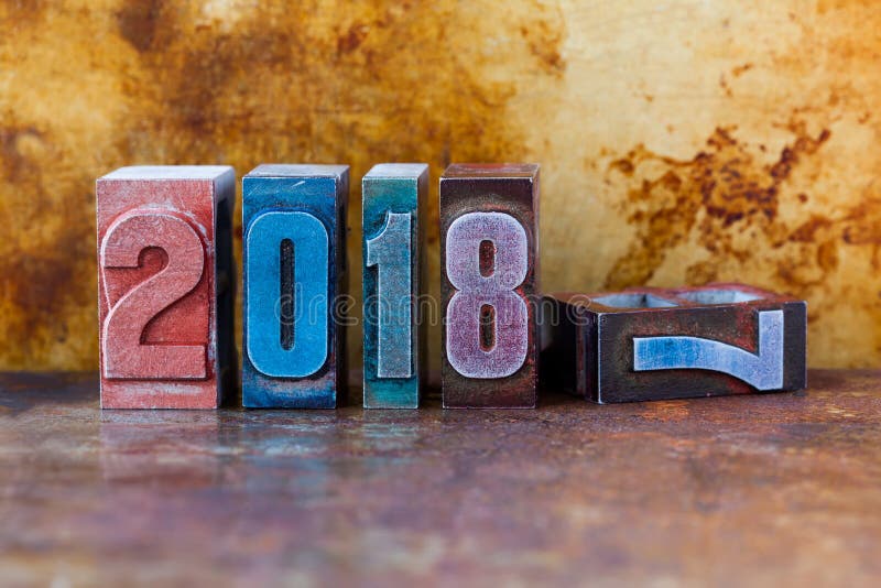 счастливая открытка Нового Года 2018 Красочные зимние отдыхи символа чисел letterpress Творческий ретро xmas дизайна стиля стоковые фотографии rf счастливая открытка Нового Года 2018 Красочные зимние отдыхи символа чисел letterpress Творческий ретро xmas дизайна стиля стоковые фотографии rf