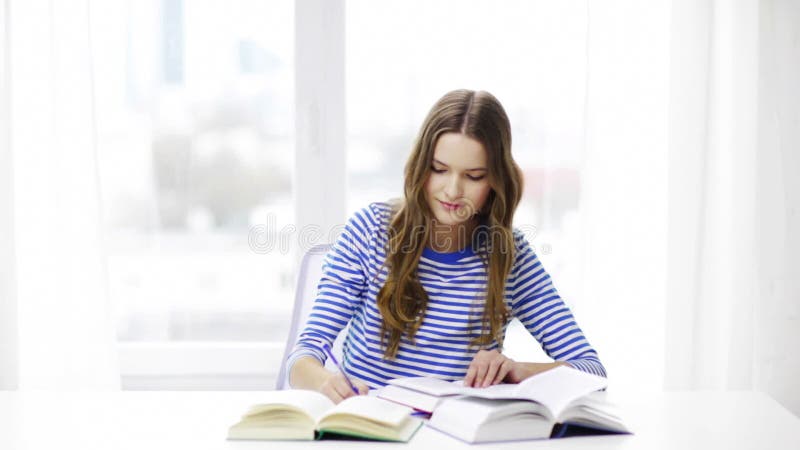 Счастливая усмехаясь девушка студента с книгами видеоматериал