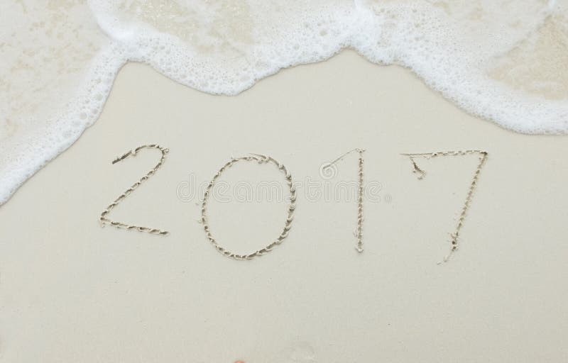 Счастливый предстоящий старт Нового Года 2017 с свежей концепцией, 2017 рукописные на пляже песка белого моря тропическом с пульс стоковые изображения Счастливый предстоящий старт Нового Года 2017 с свежей концепцией, 2017 рукописные на пляже песка белого моря тропическом с пульс стоковые изображения