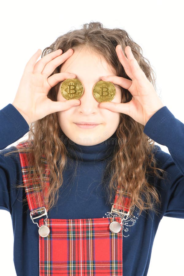 Счастливая девушка с длинным вьющиеся волосы держит bitcoin cryptocurrency 2 глаза вместо серебряное в руках на белой предпосылке стоковое изображение rf Счастливая девушка с длинным вьющиеся волосы держит bitcoin cryptocurrency 2 глаза вместо серебряное в руках на белой предпосылке стоковое изображение rf