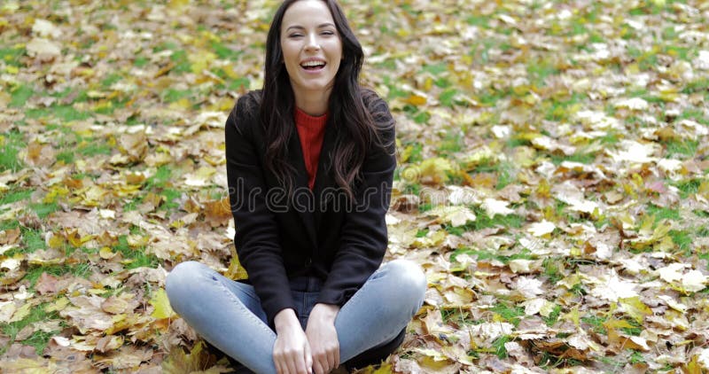 Счастливая женщина и падая листья
