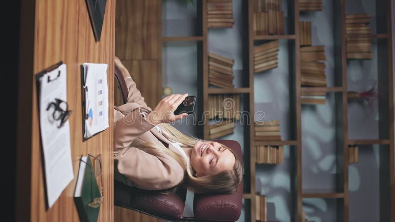 счастливая женщина радуется успеху благодаря смартфону в руках сток-видео