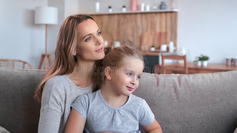 счастливая молодая блондинка-блондинка, обнимающая дочку, чувствующая нежность любви, наслаждаясь материнством акции видеоматериалы