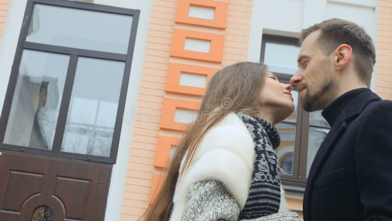 Счастливая пара говорит до свидания друг к другу сток-видео