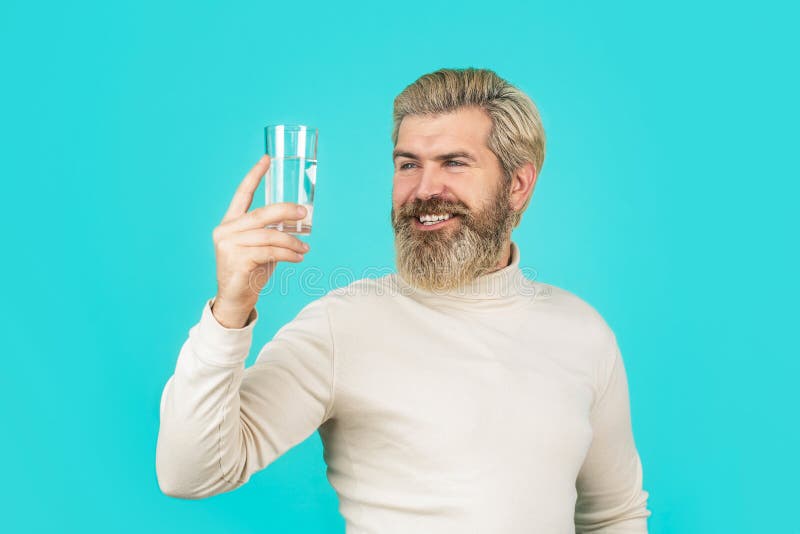 Счастливая питьевая вода человека бороды. Мужской пить из стакана воды. Конец образа жизни концепции здравоохранения вверх. Улыбка стоковые изображения rf