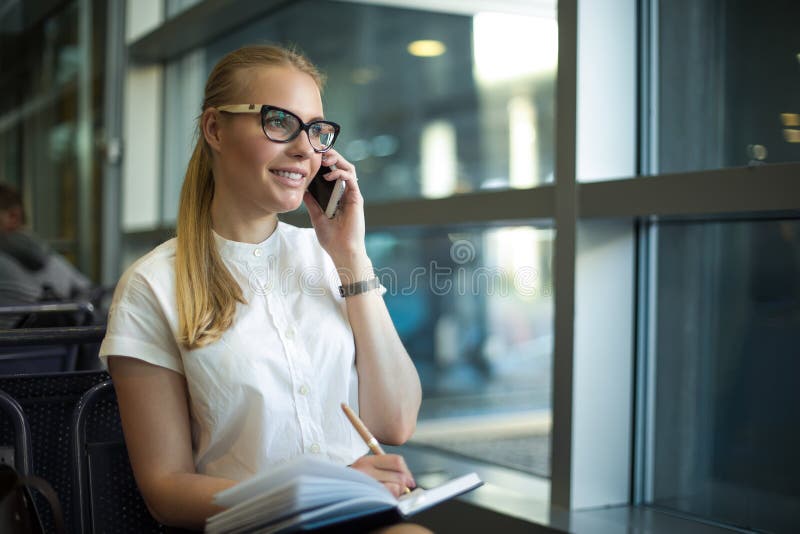 Счастливая улыбка женщины-предпринимательницы в модных очках и в офисных костюмах разговаривают по мобильному телефону стоковые фото Счастливая улыбка женщины-предпринимательницы в модных очках и в офисных костюмах разговаривают по мобильному телефону стоковые фото