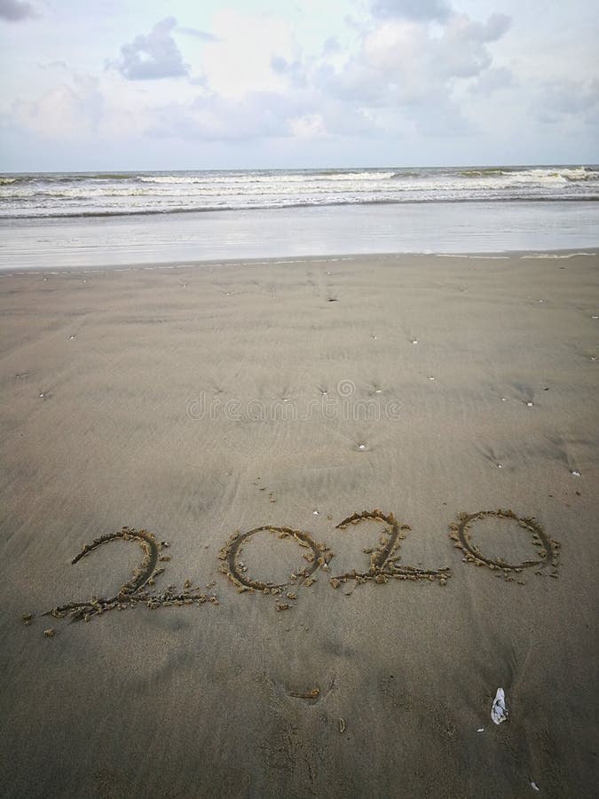 Счастливого нового 2020 года, летать на пляже с волной и ясным синим морем Число на морском побережье, 2020 год стоковое изображение rf Счастливого нового 2020 года, летать на пляже с волной и ясным синим морем Число на морском побережье, 2020 год стоковое изображение rf