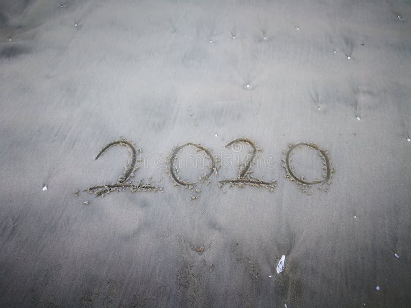 Счастливого нового 2020 года, летать на пляже с волной и ясным синим морем Число на морском побережье, 2020 год стоковое фото rf Счастливого нового 2020 года, летать на пляже с волной и ясным синим морем Число на морском побережье, 2020 год стоковое фото rf