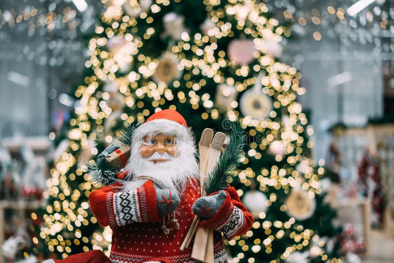 Счастливое Санта на предпосылке рождественской елки bokeh стоковое фото