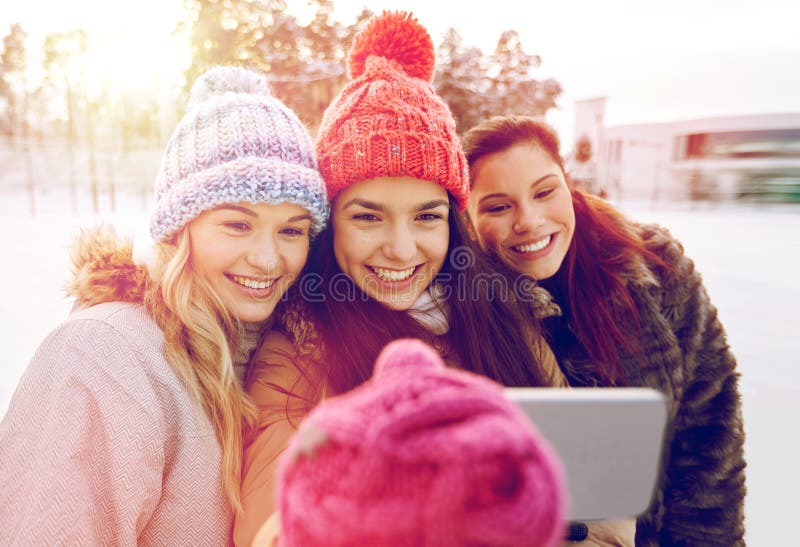 Счастливые девочка-подростки принимая selfie с smartphone стоковое фото