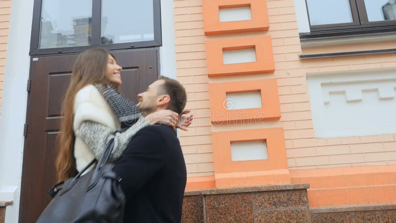 Счастливые любовники встречают outdoors сток-видео