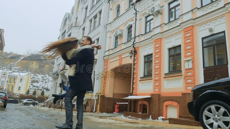 Счастливые любовники завихряясь на городской улице видеоматериал