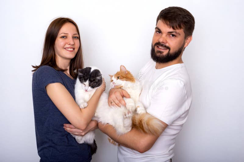 Счастливые молодые пары с их хорошо выхоленными котами стоковые изображения Счастливые молодые пары с их хорошо выхоленными котами стоковые изображения