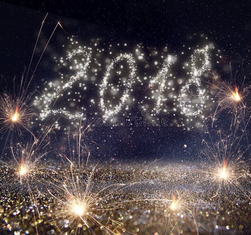 Счастливые Новые Годы 2018 с ярким блеском освещают предпосылку де-сфокусированный иллюстрация штока Счастливые Новые Годы 2018 с ярким блеском освещают предпосылку де-сфокусированный иллюстрация штока