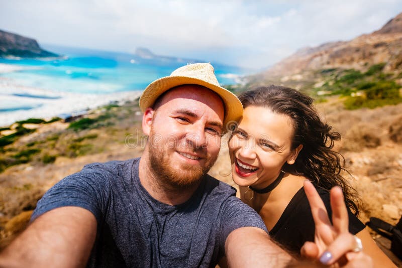 Счастливые пары принимая фото selfie с водой острова и бирюзы Автопортрет пар в каникулах стоковая фотография rf Счастливые пары принимая фото selfie с водой острова и бирюзы Автопортрет пар в каникулах стоковая фотография rf