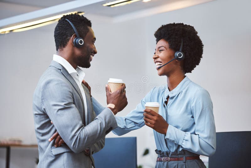 счастливые чернокожие люди и call-центр с кофе на перерыв для работы в команде или чата вместе в офисе. молодая женщина-предприним стоковые изображения