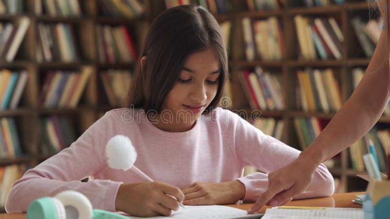 Счастливый индийский латинский ученик школьницы детей, обучающихся дома с мамой или наставника. сток-видео