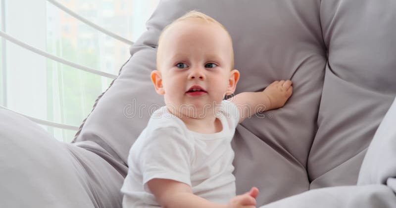счастливый малыш сидит на роскошном стуле