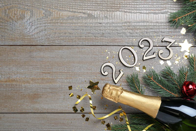 счастливый новый 2023 год! плоский состав с бутылкой зажигательного вина на деревянном столе счастливый новый 2023 год! плоский состав с бутылкой зажигательного вина на деревянном столе