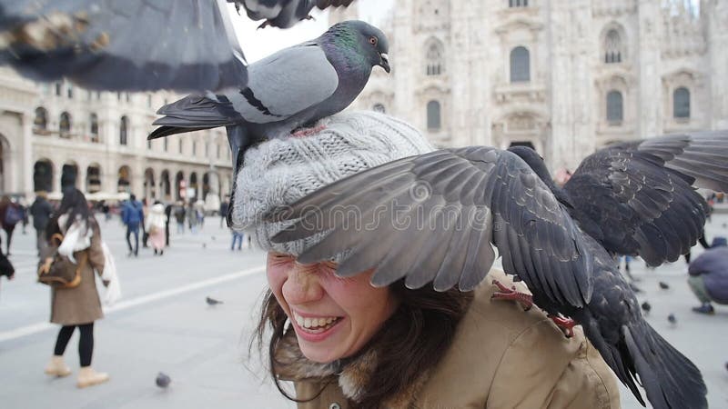 счастливый турист и голуби на фронте собора Дуомо. концепция зимних поездок